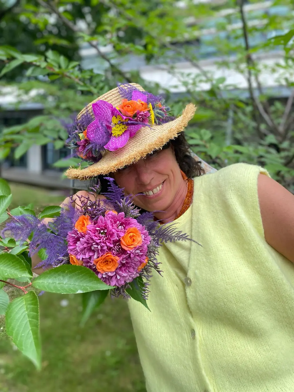 Dominique, fleuriste et créatrice d'Artistfloral dans son atelier à Vertou